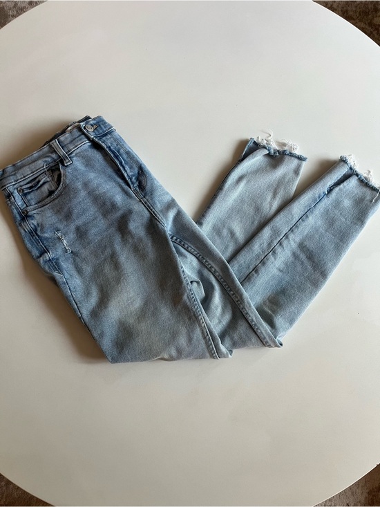Kensie Denim - KENSIE Skinny Blue Jeans, Light Wash Size 8, Slit Frayed Bottoms